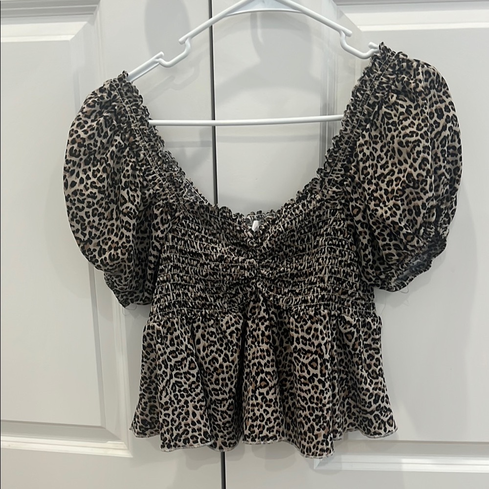 Vestique Leopard Print Puff Sleeve Top